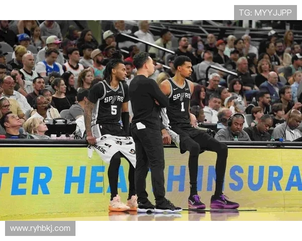 勇士在最后时刻逆转马刺以113比111险胜展现强大韧性与团队合作精神 勇士在最后时刻逆转马刺以113比111险胜展现强大韧性与团队合作精神